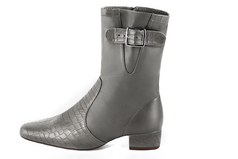 Ash grey women's ankle boots with buckles on the sides. Round toe. Low block heels. Profile view - Florence KOOIJMAN